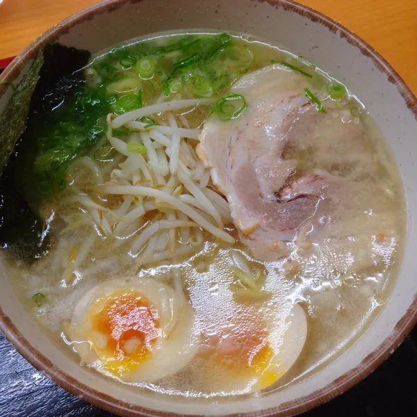 サーフィンからのお初のにんたまラーメン！塩味を頼んだけど、味はふつーだった。。|Hirohisa Tanigawaさん