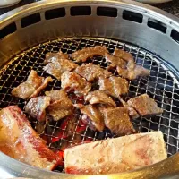 Korean indoor bbq at Suwon. Funny thing is that this restaurant allows you to take bones home and make soy paste soup.|김연진さん