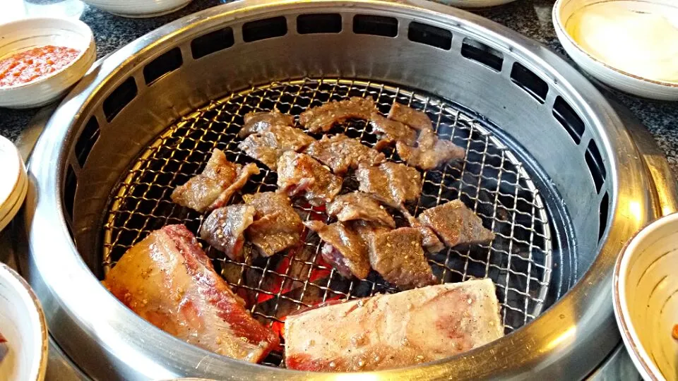 Korean indoor bbq at Suwon. Funny thing is that this restaurant allows you to take bones home and make soy paste soup.|김연진さん