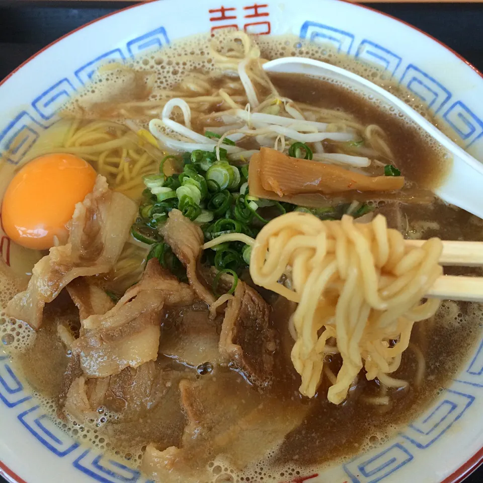 Snapdishの料理写真:徳島ラーメン 並、生卵|maixx ใหม่さん