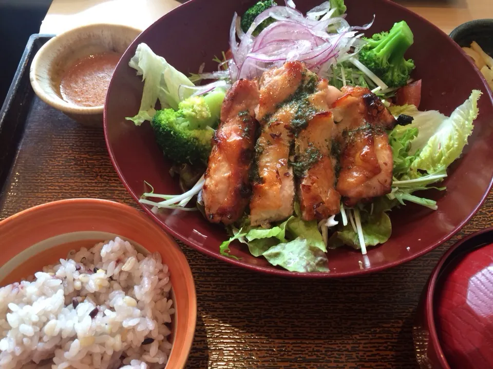 大戸屋 バジルチキンサラダ定食🎵|ユウカさん