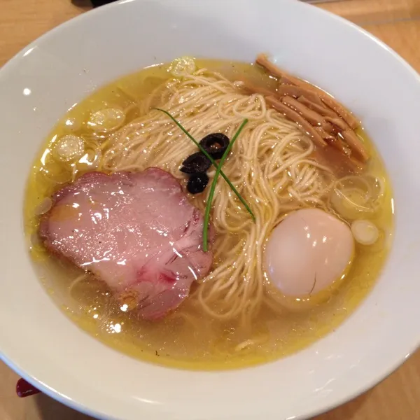 Snapdishの料理写真:巣鴨のラーメン屋さん蔦
塩ラーメン(*^_^*)うまい！|taitonさん