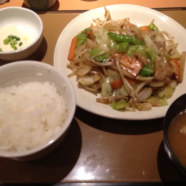 肉野菜炒め定食ー(*^^*)チェーン店なんだけど、この肉野菜炒めうまいんだよねー(*^^*)好きっす！
野菜を食べてるからこれでダイエットしてると自負してる自分は甘いに違いない笑|taitonさん