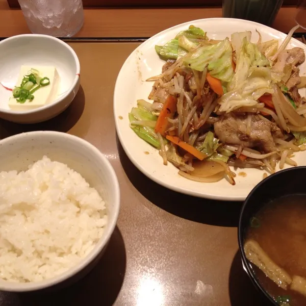 肉野菜炒め定食。
今日の夜はプロティンダイエットにします！
自分への宣言もかねて(´Д` )|taitonさん