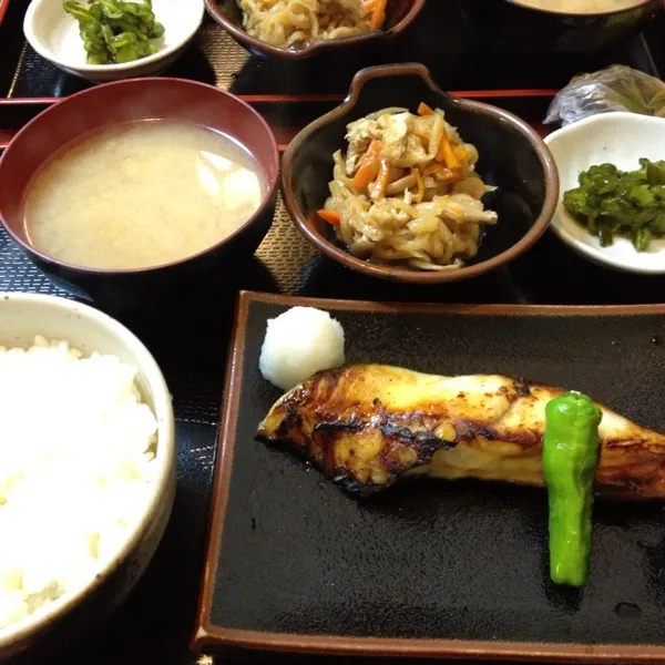 焼き魚、鯛の西京焼き、うまかった(*^^*)
今週ダイエットしまーす宣言！来週兄の結婚式あるからね。夜はプロテインダイエットしまーす！短期痩せ、リバウンド必須だが実行しまーす笑|taitonさん