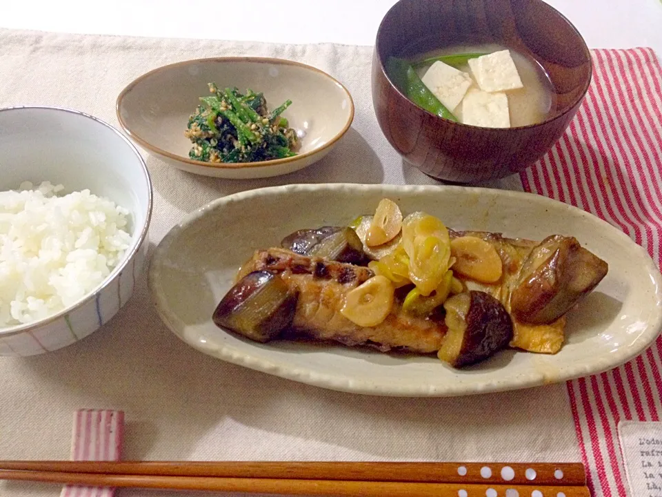 さばと茄子のにんにく味噌煮・ほうれん草のおひたし・お味噌汁|Accaさん