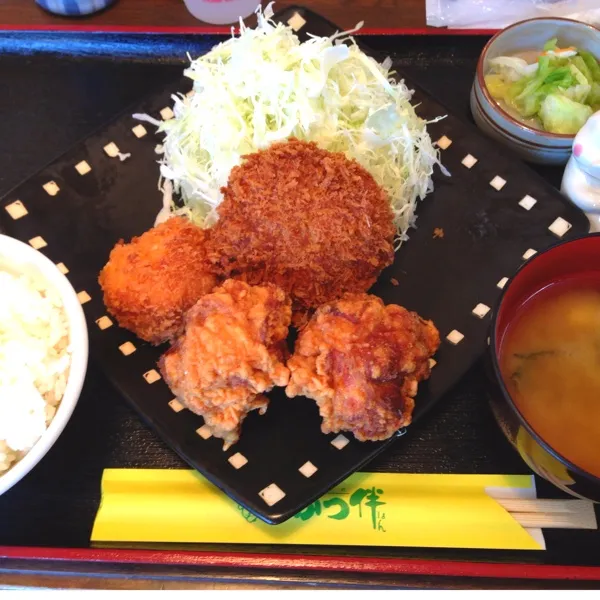 Snapdishの料理写真:近所の育児サークルで消防署見学へ〜その後カツ屋さんでランチ🎵子供達は救命救助の練習用の人形の服脱がせたり、鼻に指入れたり残酷でした…|calmamanさん