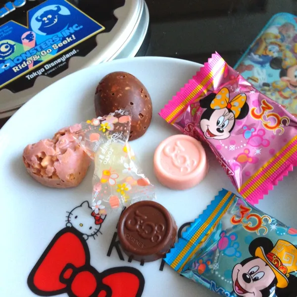 ディズニーお土産の中身だよぉ〜！チョコクランチ＆ストロベリーチョコクランチうまぁ〜いd(* ◕‿◕ฺ *.)b|calmamanさん