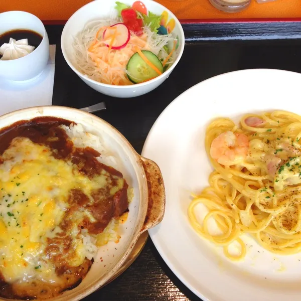 Snapdishの料理写真:久々の友達とランチ〜🍝🌟チーズがカリッカリで美味しいカレードリアとエビクリームパスタ♥娘はプリンアラモード🍮🍓🍎🍌|calmamanさん