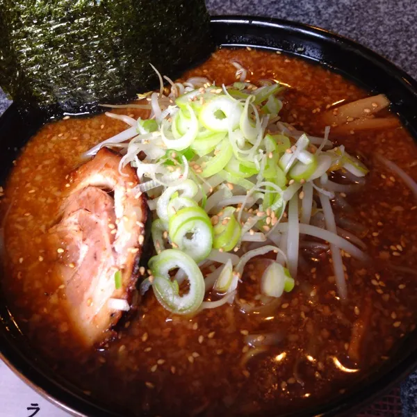 一枚目、旦那が食べた黒味噌生姜ラーメン。二枚目は私が食べたスペシャルネギ塩ラーメン！豚丼は子供達🐷美味しかった❤|calmamanさん