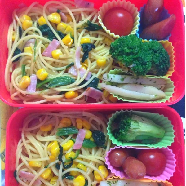 Snapdishの料理写真:今日は息子がパスタお弁当にしてと言うので、バター醤油味のパスタで❤二枚目は母の日にもらったハートカーネーション💐|calmamanさん