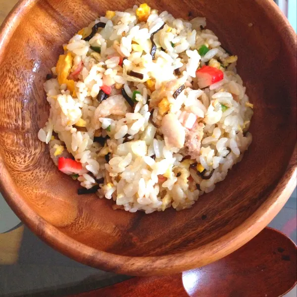 冷蔵庫の萎びた野菜たち救出と栄養偏り気味の子供たちを救うチャーハン（笑）豚肉、カニカマ、ピーマン、キャベツ、卵、昆布、みじん切りした椎茸、白ごま入り。嗅覚味覚喪失ちゅうなので味は…？(ﾉﾟ∀ﾟ)ﾉ⁈|calmamanさん