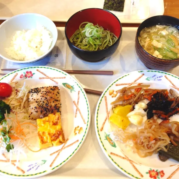 層雲峡温泉での朝食と私の実家へお土産の定番な白い恋人と白いバウムTSUMUGI。今は帰る途中にあるアイスパビリオンというところで息子とパパはチューブ滑り中。楽しそう💕娘は車内でお寝んね💤|calmamanさん