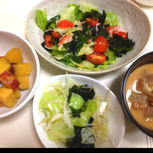 まだまだ野菜不足が解消されない私の晩ご飯は、モツ煮込み、わかめサラダ、キャベツとモヤシと長芋のニンニクごま油和え、サツマイモ甘煮❤|calmamanさん