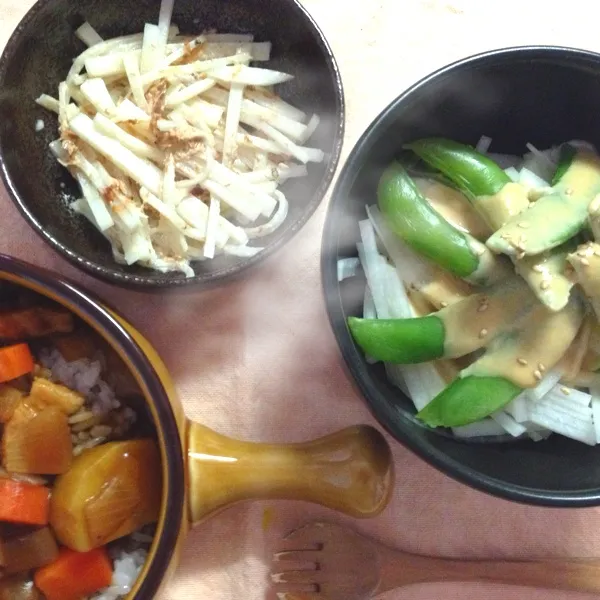 今日の晩ご飯はハヤシライスと、ぴょんままちゃんに続きスナップエンドウと大根味噌マヨ、大根切りすぎたので、大好きなごま油マヨ麺つゆカツオ和えも！|calmamanさん