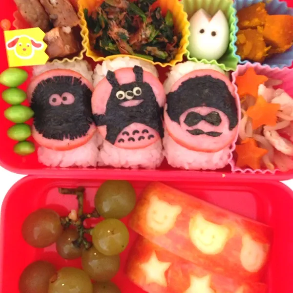 Snapdishの料理写真:今日はミニステーキのスパム風おにぎりトトロとくろすけとアフロさんのお弁当。今年はなかなか初雪降らないなぁ〜☃☃|calmamanさん