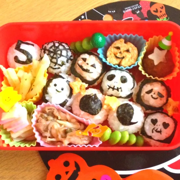 おはモーニン٩(*❛⊰❛)ʓਡ～❤今日はハロウィン近いのでハロウィン弁当（◍›◡ु‹◍)☆カルビ焼き、人参たっぷり卵焼き、はんぺんカマボコバターソテー、枝豆、ポテト！|calmamanさん