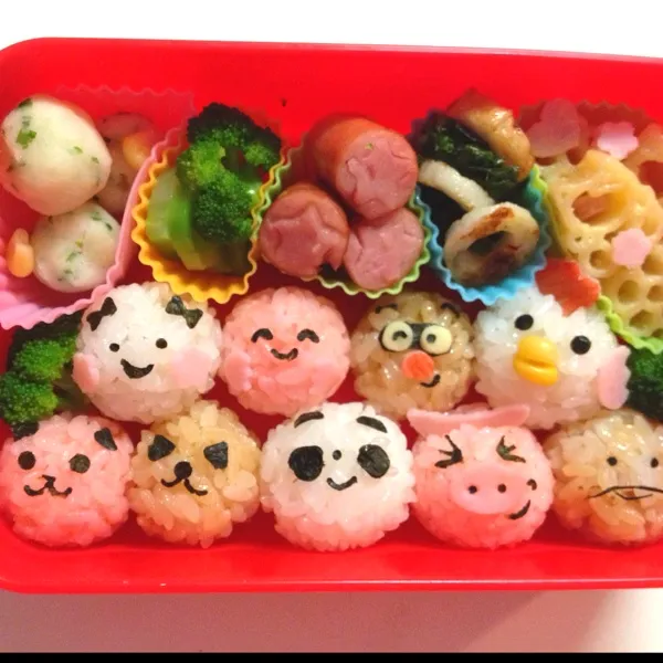 Snapdishの料理写真:グンモーニン寒い朝です(＞人＜;)今日は色んなお友達お弁当！ネコ、もぐら、パンダ、ニワトリ、なめこ、ブタちゃんなど♫二枚目はキティちゃんマカロニ(*^_^*)|calmamanさん