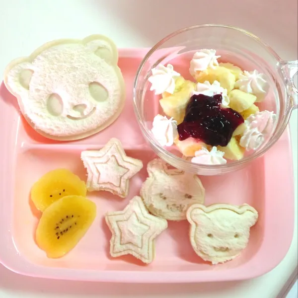 子供の朝ごはんは今日はパン(=´∀｀)人バナナは生クリームと♫|calmamanさん