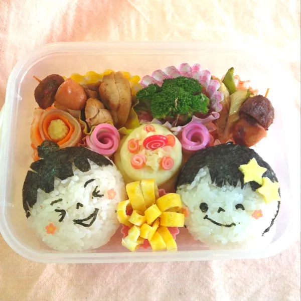 お母さん還暦おめでとうお弁当(´∀｀人)昨日の夜から仕込んでやっと完成〜♫ハル君ライちゃん（孫）おにぎり、マッシュポテトケーキ、鳥肉照り焼きなどなど…。お仕事してる母へ届けてきます♪( ´θ｀)ノ|calmamanさん