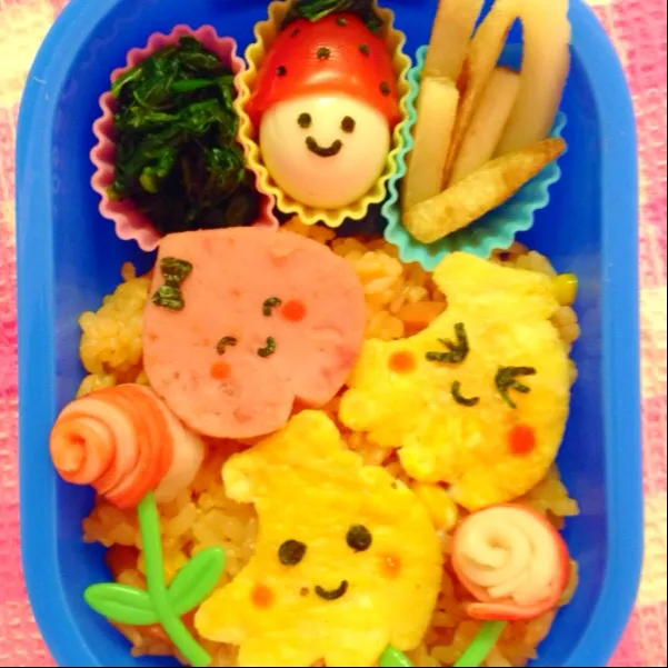 フルーツいっぱいオムライス弁当♫ウズラいちごちゃん、スパムモモちゃん、フライドポテト、ほうれん草海苔和え、カニカマの薔薇。|calmamanさん