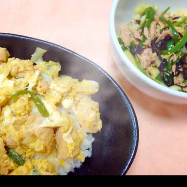 玉ねぎなくて、キャベツとピーマンを代わりに入れた親子丼、キャベツ、ピーマン、ツナの塩昆布和えでさっぱり晩ご飯。|calmamanさん