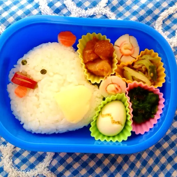 Snapdishの料理写真:ニワトリ母さん卵産みましたお弁当♫から揚げ、焼きちくわアラスカチーズ入り、ほうれん草海苔和え、豚ナスピーキャベ味噌炒め。ニワトリの口はラディッシュ漬け。|calmamanさん