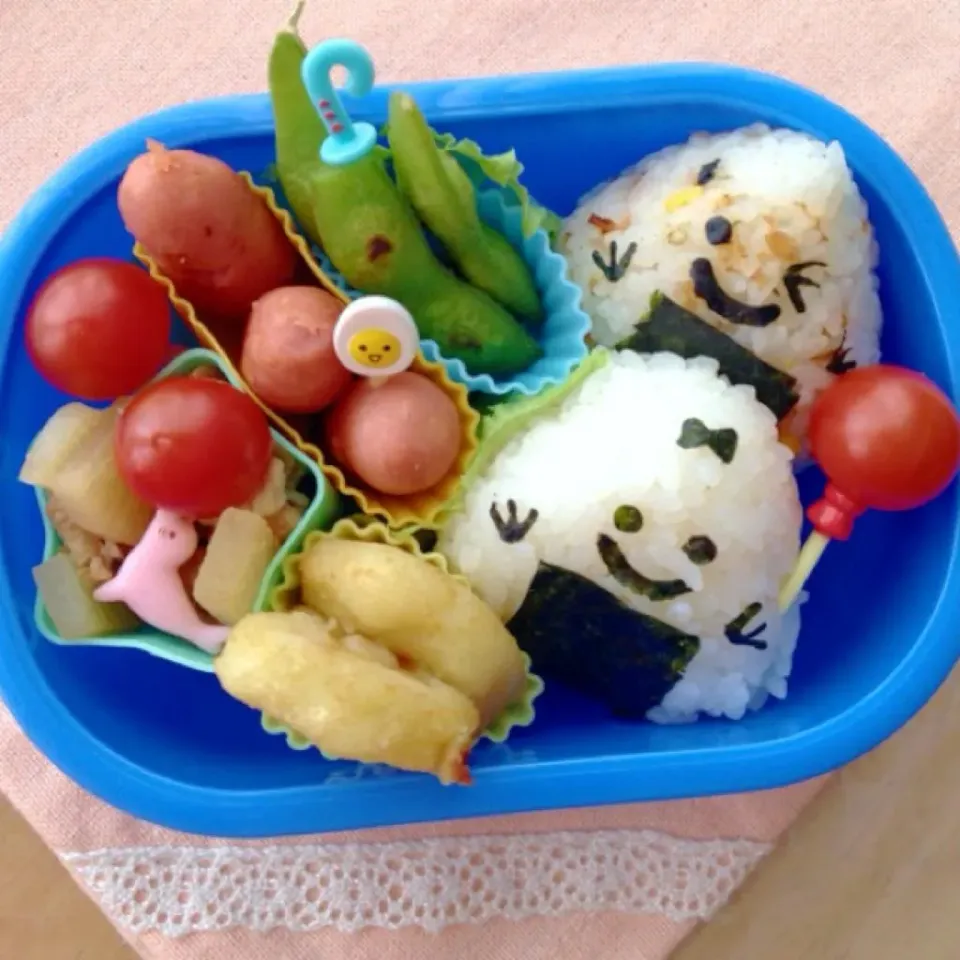 Snapdishの料理写真:こむすびちゃん'sお弁当♫ペンギンウインナー、大根豚肉炒め煮、ポテト、焼き枝豆、ミニトマト。|calmamanさん