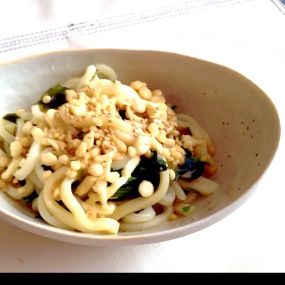 今日は暑いので、冷やしたぬきうどん♫ほうれん草、ワカメ、揚げ玉、ゴマたっぷりの隠し味にマヨ少々。美味しかったぁ♪(´ε｀ )|calmamanさん