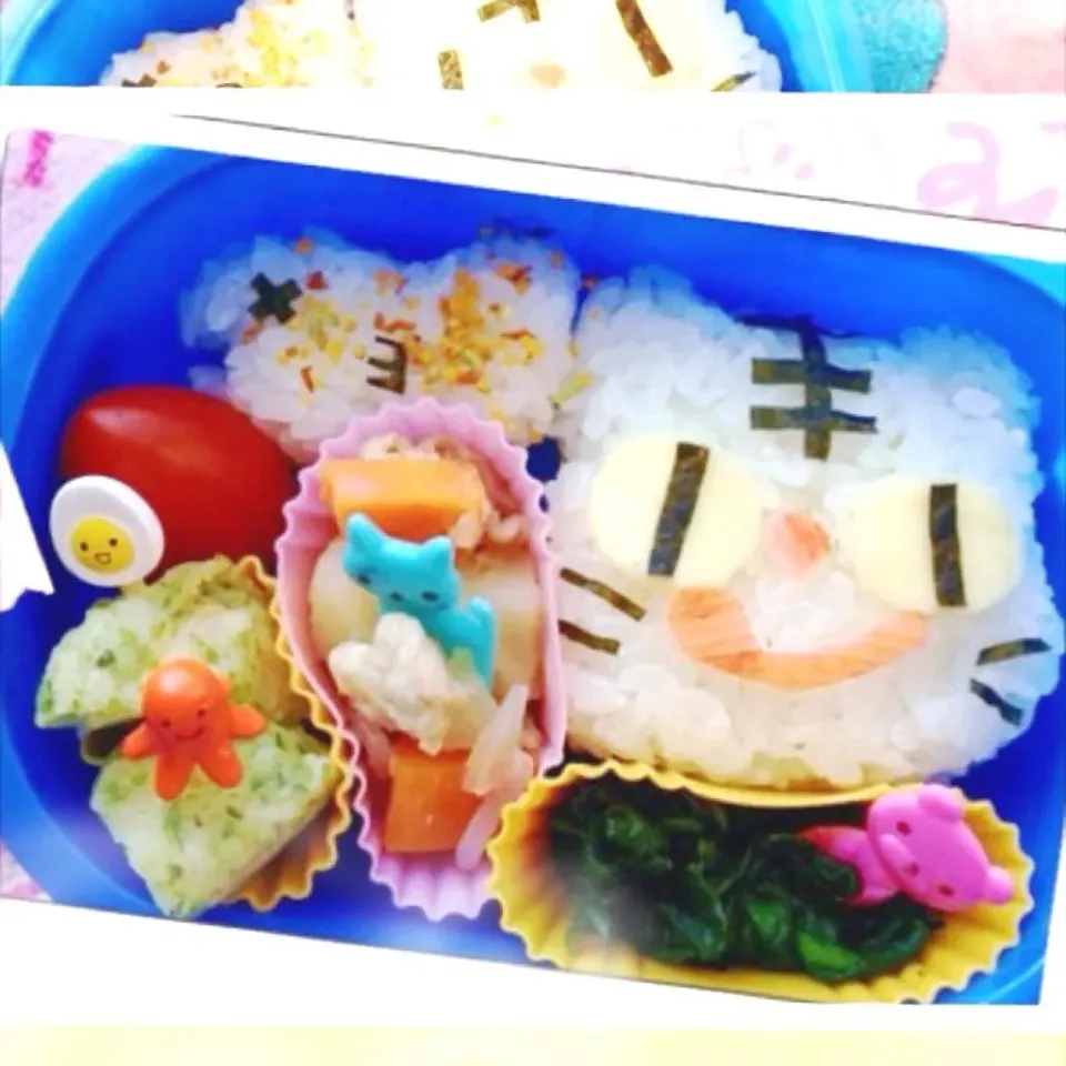 にゃんこ＆お魚弁当☆味噌肉じゃが、チクワ揚げ、ほうれん草の海苔和え、ミニトマト。|calmamanさん