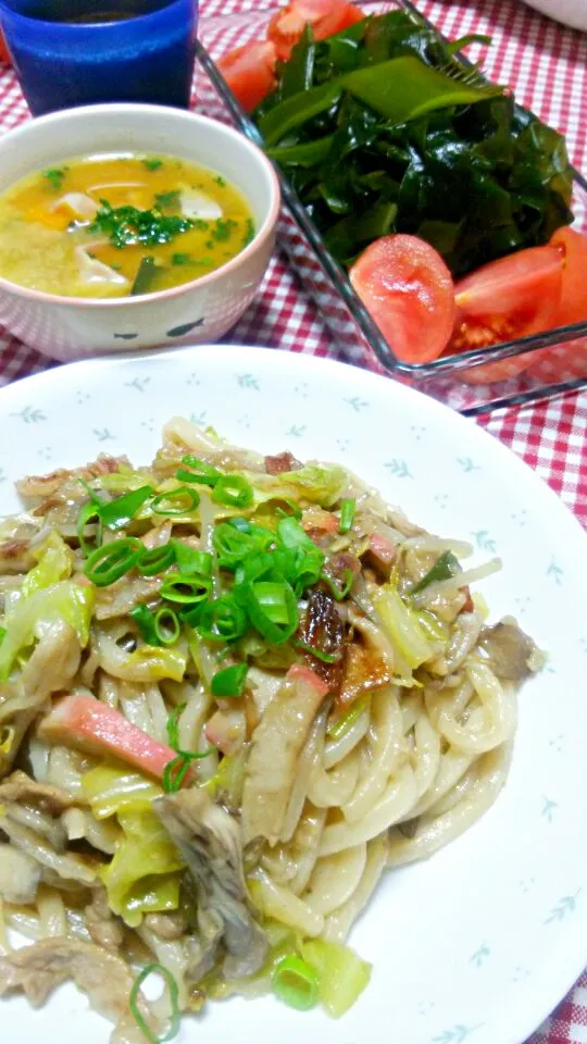 焼きうどん(豚ロース肉･きゃべつ･もやし･蒲鉾･舞茸･青ねぎ･天かす)、わかめ、トマト、味噌スープ(南瓜･ベーコン･パセリ･バター)|まあるさん