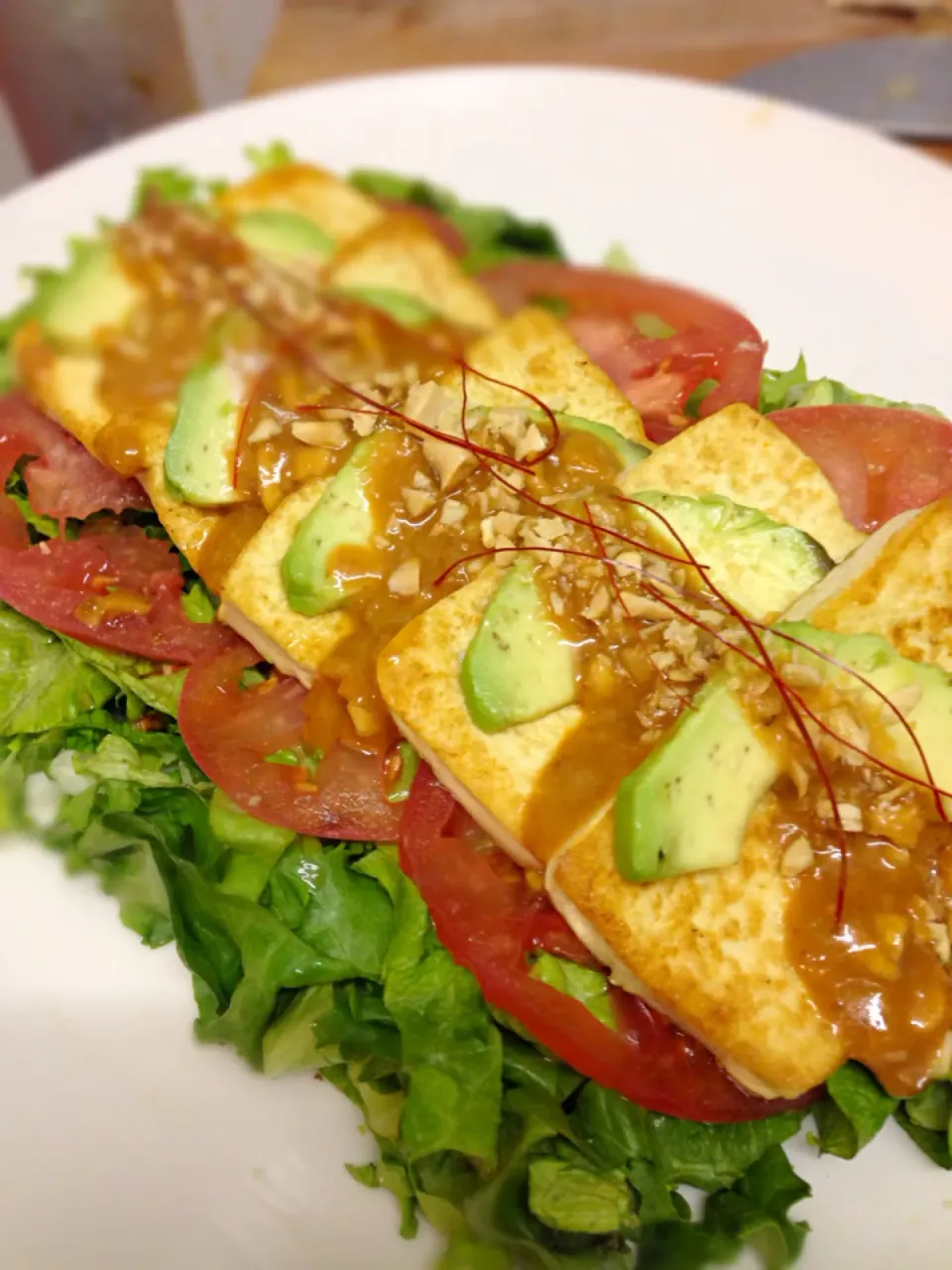 Tofu steak salad with homemade peanut sauce.|Uen Tatsさん