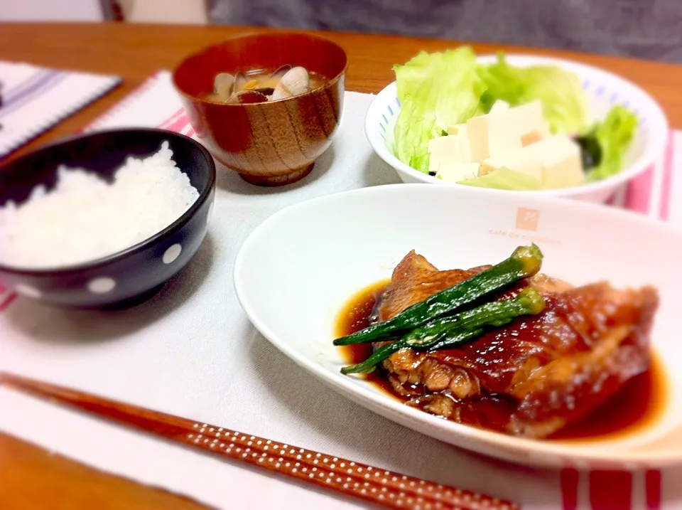 赤身魚の煮付け、あさりの味噌汁、豆腐サラダ|カナエさん