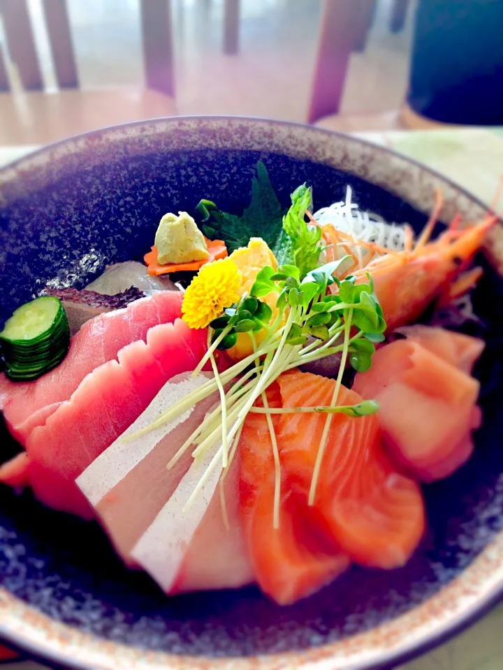 かなや漁港の海鮮丼|しおりさん