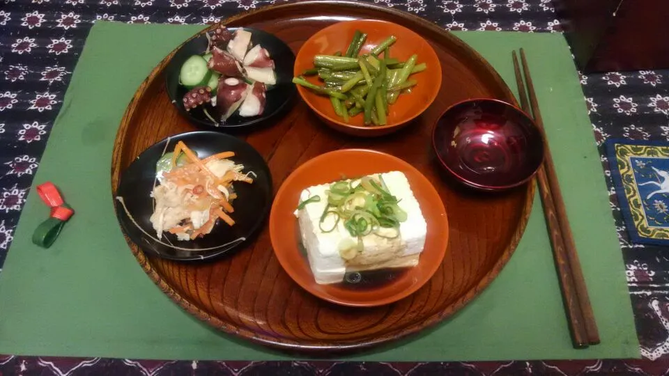 会津の漆器に冷や奴　タコとキュウリ　クラゲと鶏肉　ニンニクの芽　で一杯|かつらぎ ただひこさん