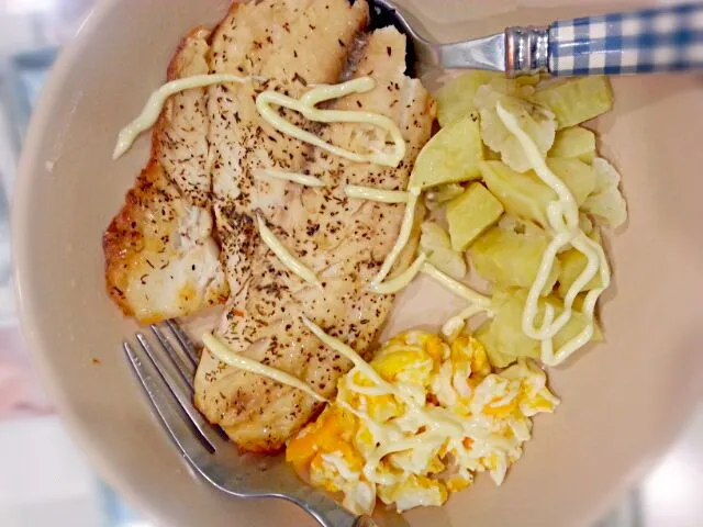 bake tilapia fried egg cauliflower sweet potato|traseyeeさん