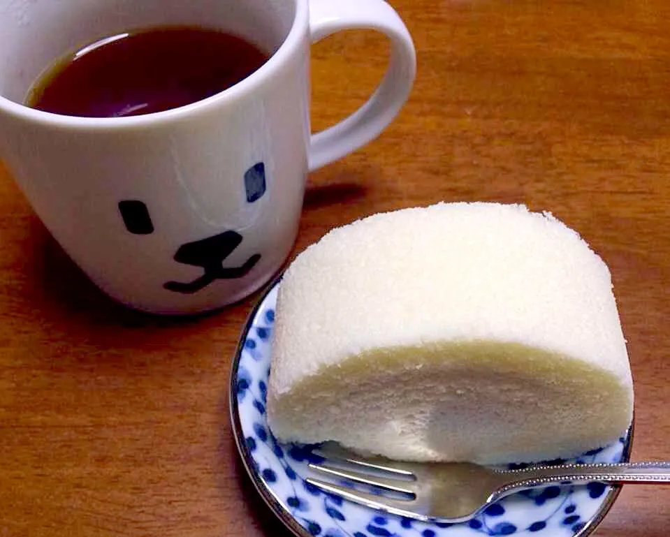 Snapdishの料理写真:ロールケーキとコーヒー|るみおんさん