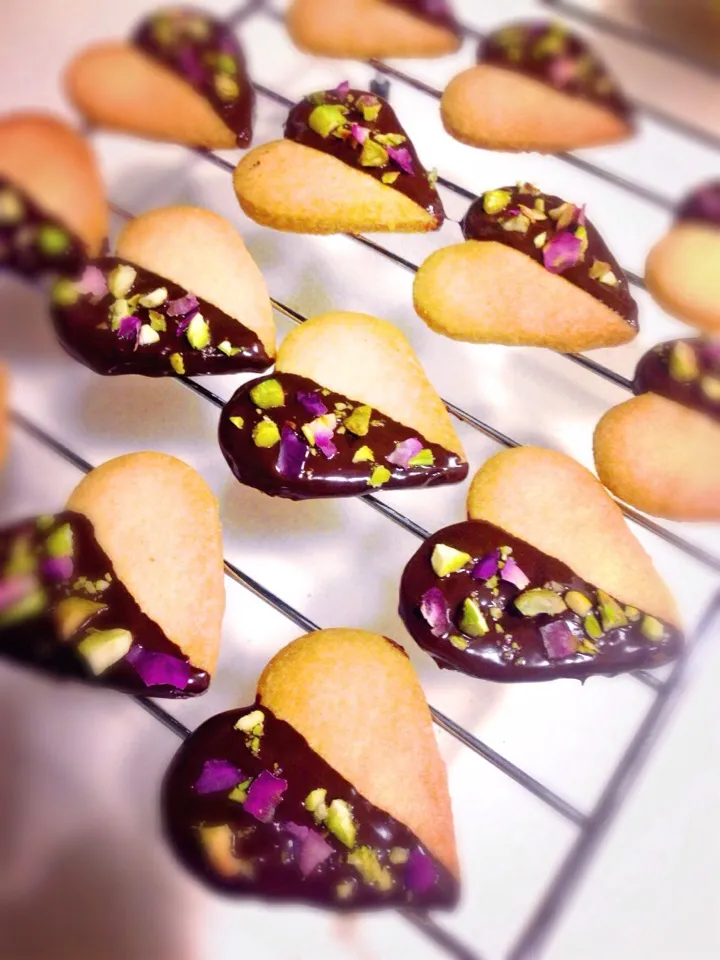 Chocolate cookies with rose leaf and pistachio|Cathyさん