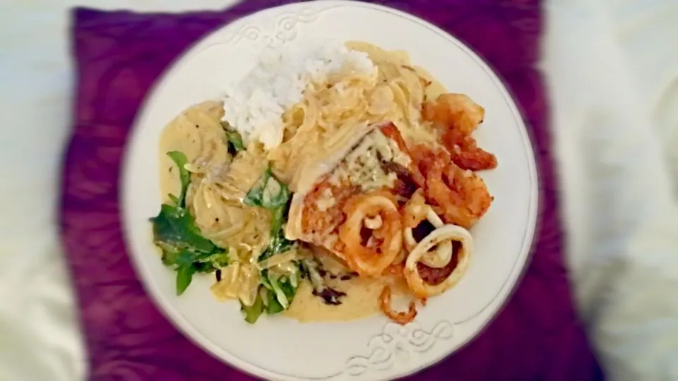 Pan seared Barramundi, Prawns and Calamari served on a bed of rice with creamy lemon galric sauce.|Myriam Stajkowskiさん