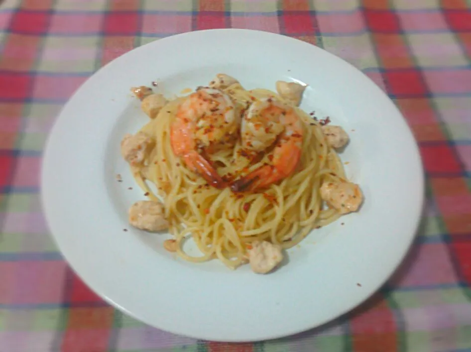 Snapdishの料理写真:Aglio Olio with Chicken n' Prawn|DennyChristianさん