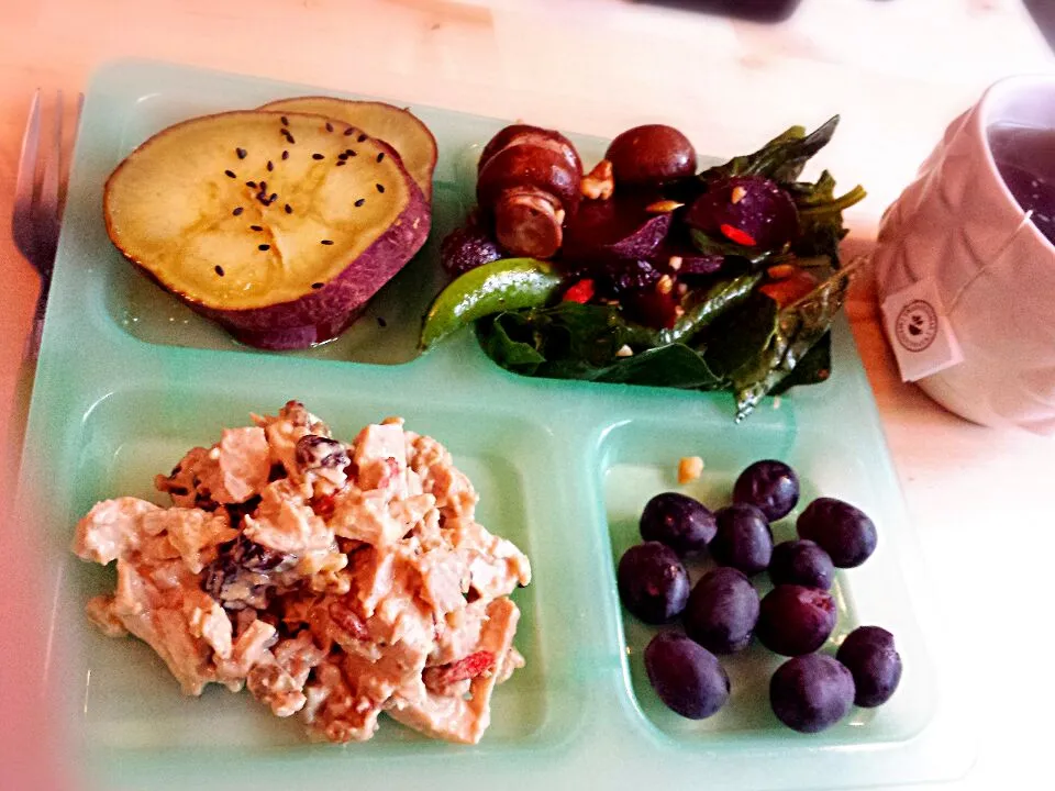 Lunch - chicken salad with yogurt and sunflower butter instead of mayo + dried goji berries, raisins, blueberries, cranberries, cherries, walnuts and pumpkin se|Kompeito_cooksさん