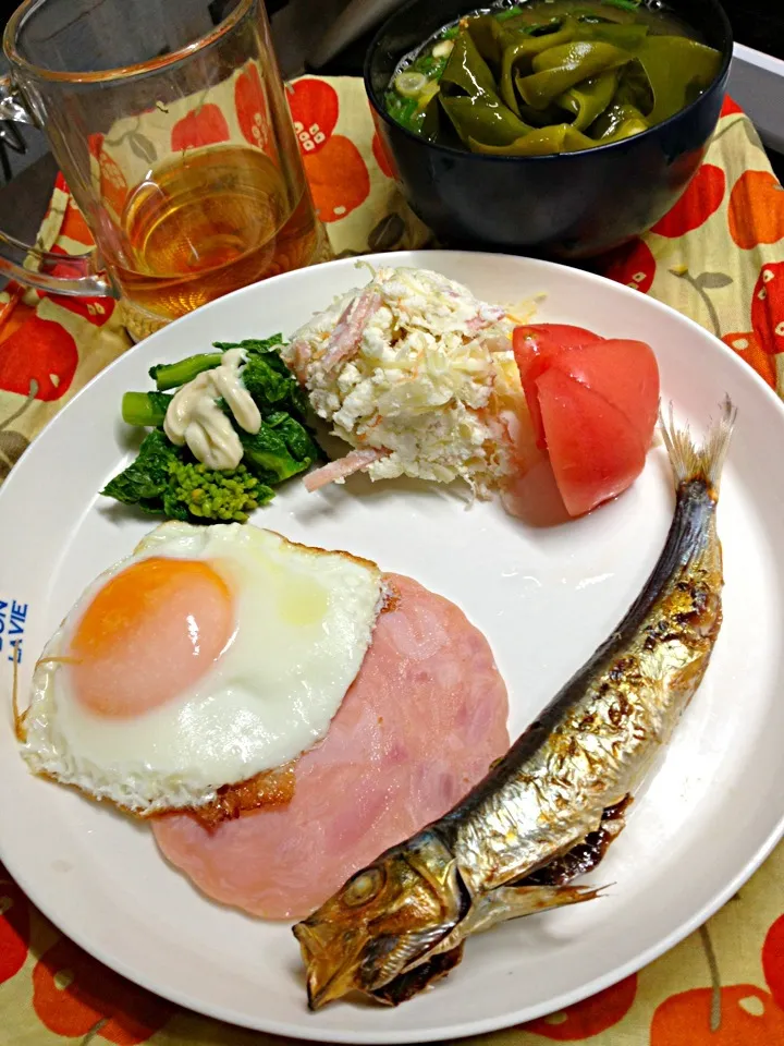 いわしの干物にハムエッグ。おからに菜の花、甘いトマト、わかめの味噌汁。すべて兵庫県産(^ ^)|ハルさん