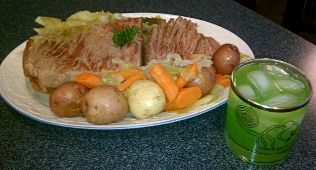 Corned beef & cabbage with  Japanese Slipper cocktail|Jiraphon Gさん