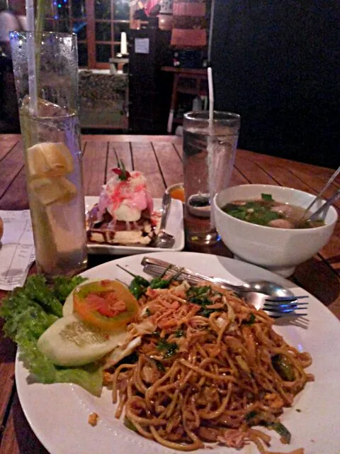 Bakmi Jawa Goreng, Bakso and ice cream Goreng.|Kjohärtantå McMaéさん