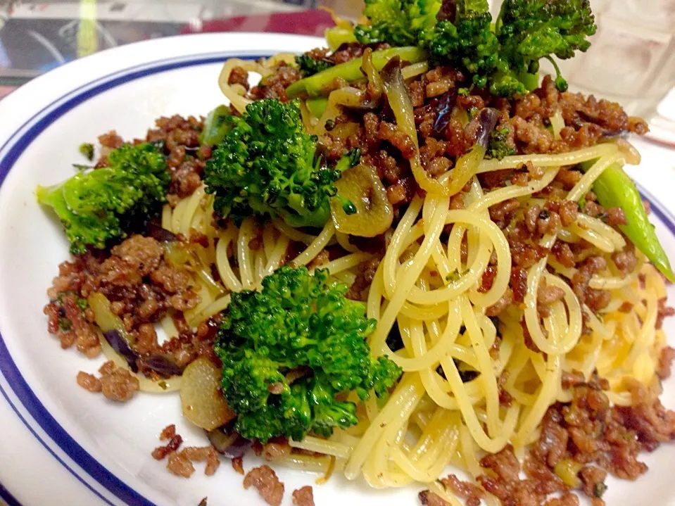 Snapdishの料理写真:牛ひき肉とスティックブロッコリーのパスタ🍝|虎キチ6さん