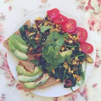 Tofu scramble with shiitake, onion and spinach, avocado on toast and tomatoes on the side, topped with cilantro|Rianneさん