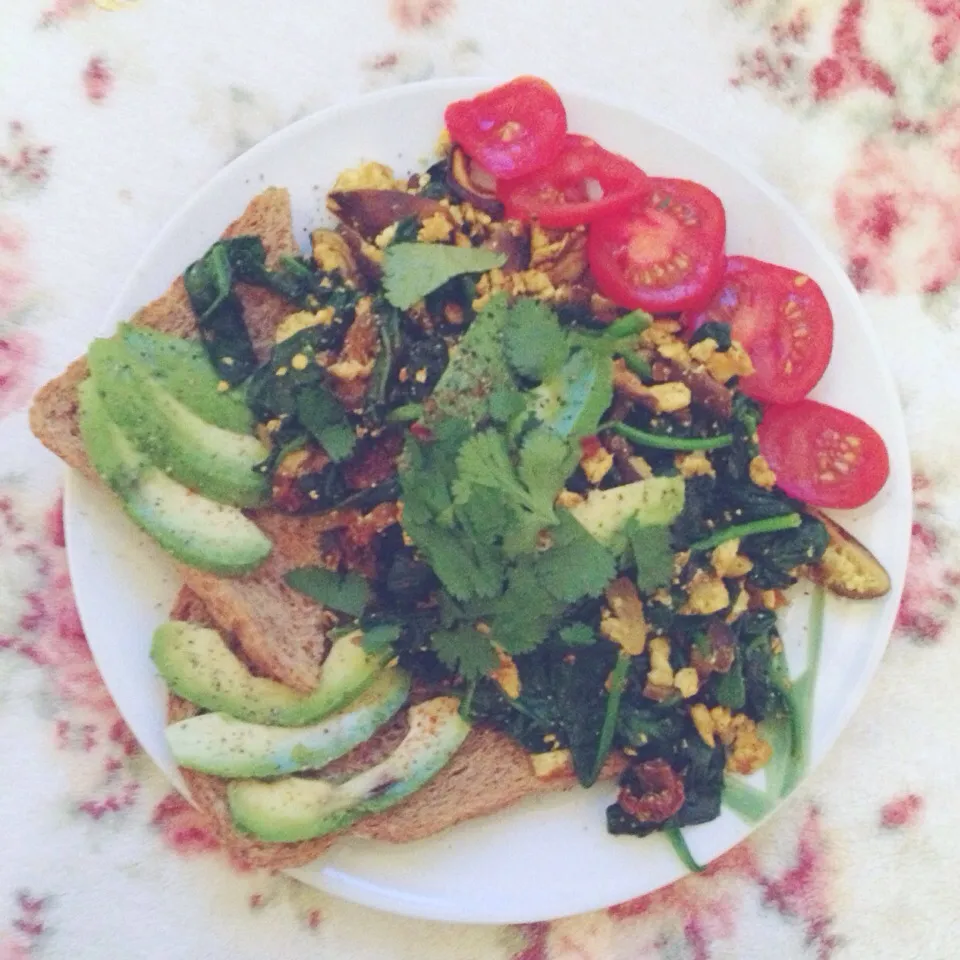 Tofu scramble with shiitake, onion and spinach, avocado on toast and tomatoes on the side, topped with cilantro|Rianneさん