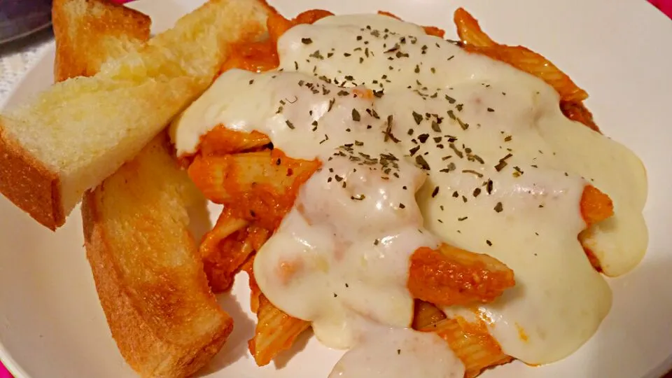 Penne Pasta with white sauce|C_Lynneさん