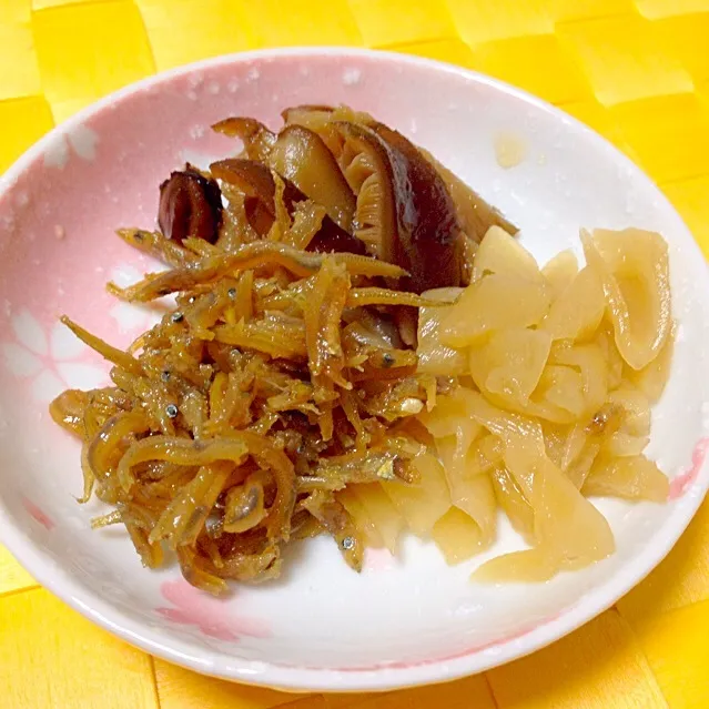 椎茸の含め煮、かんぴょう炊き、いかなごの釘煮の箸休め盛り合わせ|舐め子さん