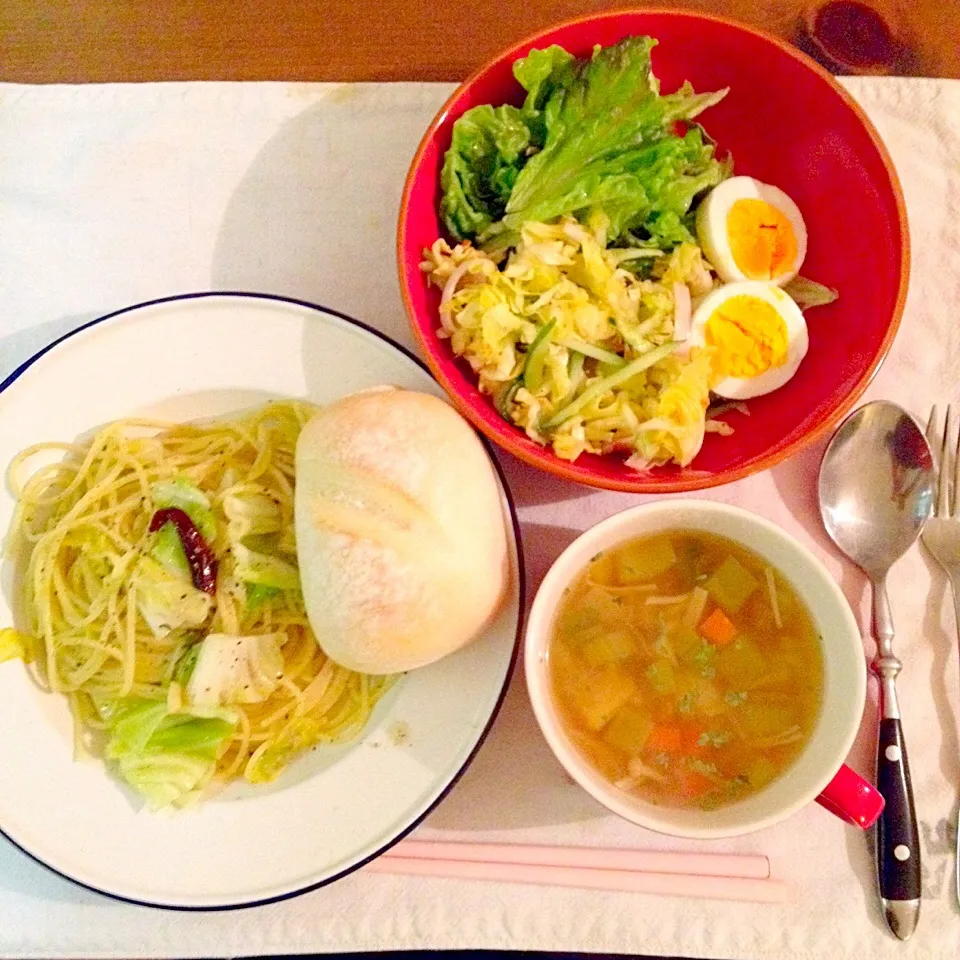 春キャベツペペロンチーノ、野菜たっぷりパクチー入りスープ、コールスロー、パン|ぱしこさん